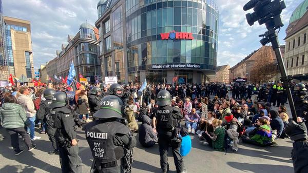 Nach Informationen der Polizei kam zu einer Sitzblockade von Gegendemonstrierenden. Der Demonstrationszug von "Team Menschenrechte" konnte daran vorbeigeleitet werden.