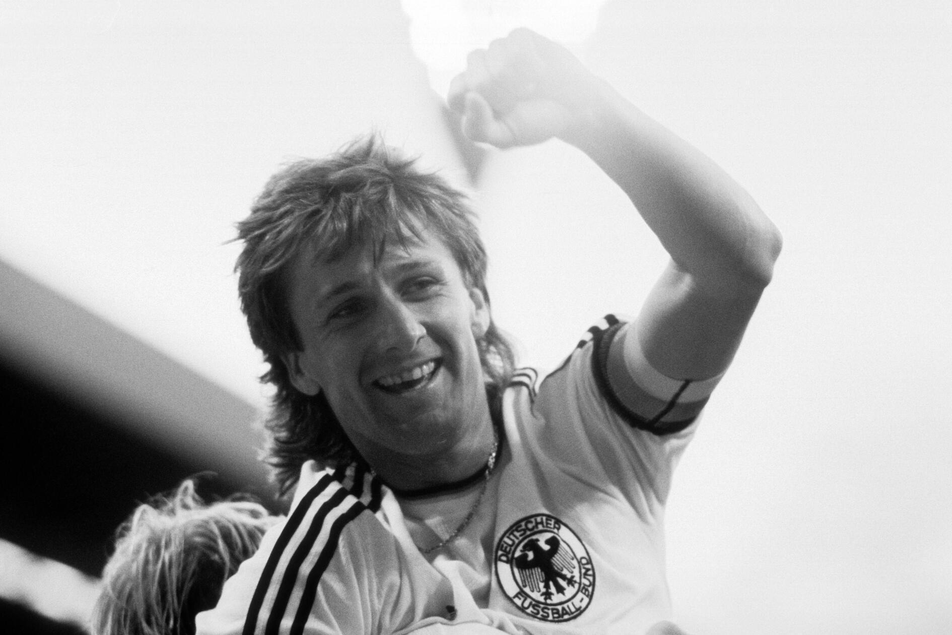 Der ehemalige Fußballer und Weltmeister von 1990, Frank Mill ist am 5. August 2025 im Alter von 67 Jahren an den Folgen eines Herzinfarkts gestorben. Der Stürmer, seinerzeit einer der besten Angreifer der Welt, galt als Schlitzohr - war aber insbesondere für seinen legendären Pfostenschuss vor einem leerstehenden Tor bekannt.