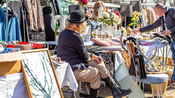 Besucher und Verkäufer auf einem Trödelmarkt im Kö