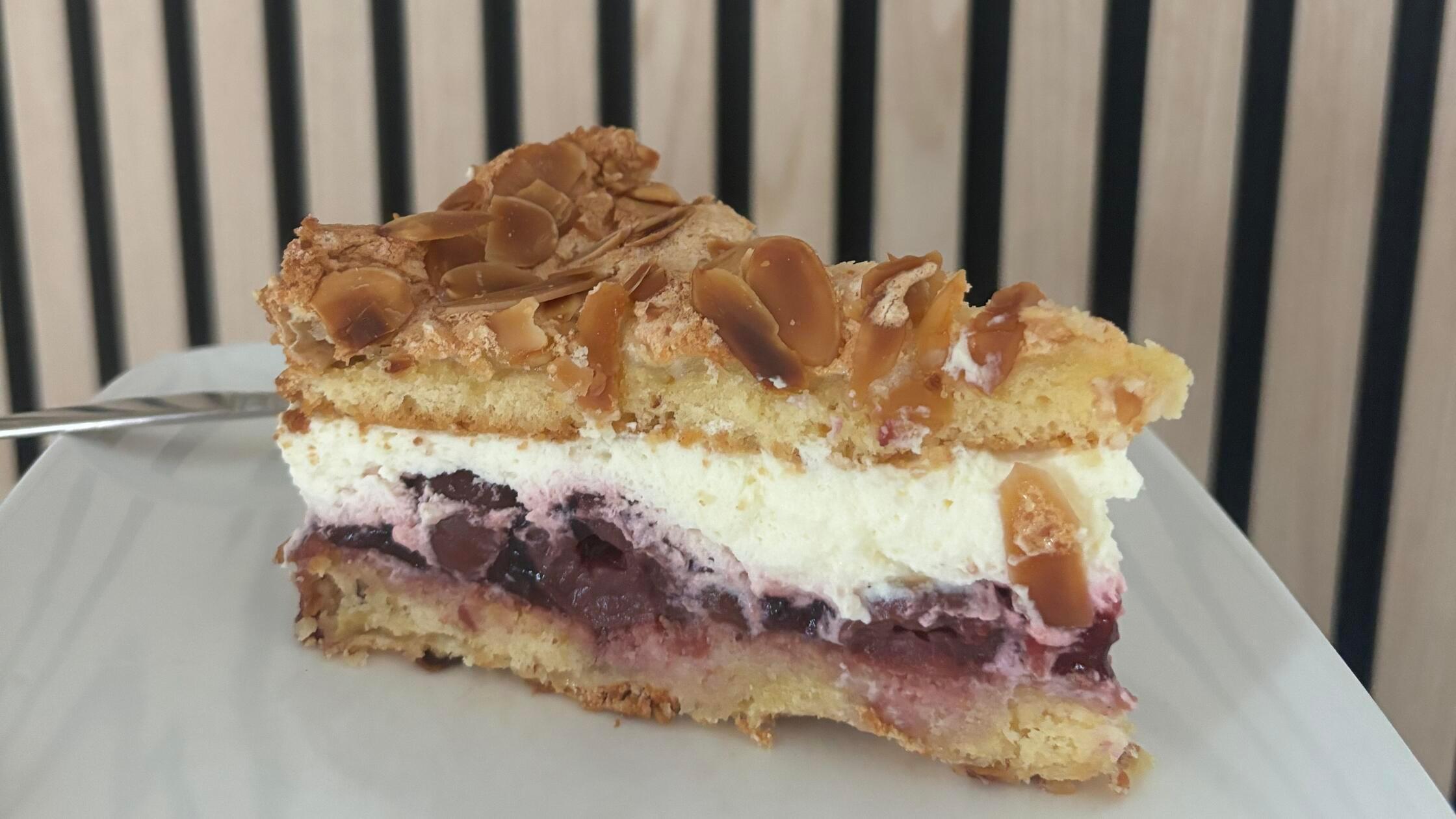 Baisertorte mit Sauerkirschen: Rezept für luftig-leckere Himmelstorte