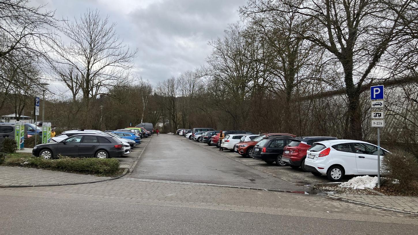 Der Parkplatz der Altmühltherme an einem Vormittag unter der Woche. Voll belegt zeigen die vielen auswärtigen Autos, dass der Einzugsbereich der Therme vielfach auch über Nachbarlandkreise hinaus führt. Der Parkplatz der Altmühltherme an einem Vormittag unter der Woche. Voll belegt zeigen die vielen auswärtigen Autos, dass der Einzugsbereich der Therme vielfach auch über Nachbarlandkreise hinaus führt.