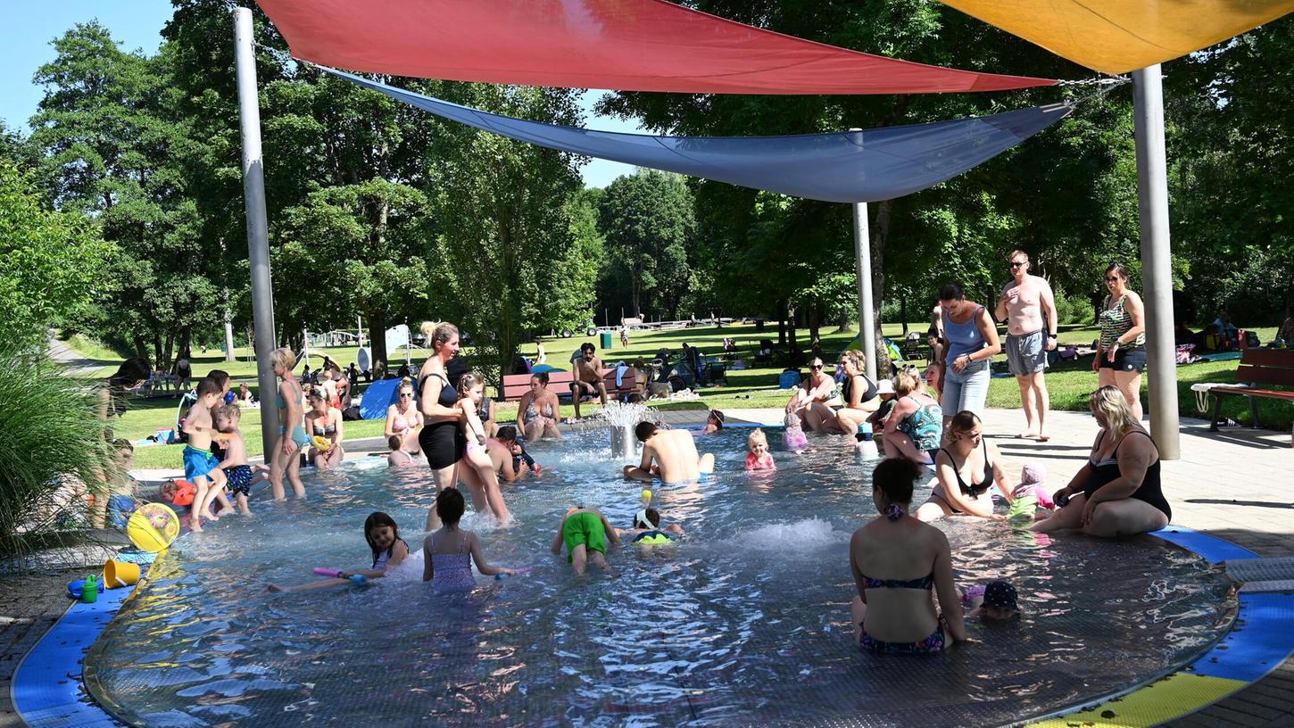 Ein wunderbarer Ort für Familien im Sommer: Die Freibäder der Region - wie hier das Freizeitbad in Roth - bieten Abkühlung und Vergnügen. Ein wunderbarer Ort für Familien im Sommer: Die Freibäder der Region - wie hier das Freizeitbad in Roth - bieten Abkühlung und Vergnügen.