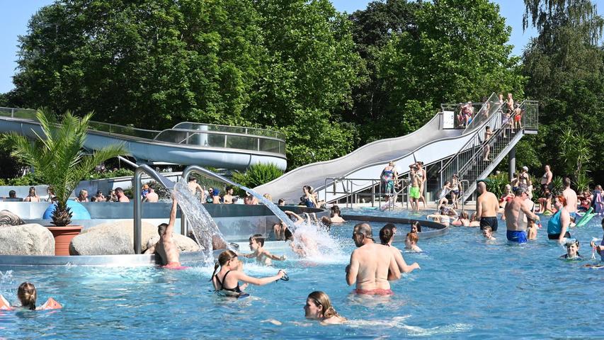 Die perfekte Welle: Das Freizeitbad Roth gehört zu den Bädern im Landkreis, die jede Saison mit am längsten geöffnet sind. Besonders beliebt sind auch die Wasserrutschen - nicht nur bei Kindern. Die perfekte Welle: Das Freizeitbad Roth gehört zu den Bädern im Landkreis, die jede Saison mit am längsten geöffnet sind. Besonders beliebt sind auch die Wasserrutschen - nicht nur bei Kindern.