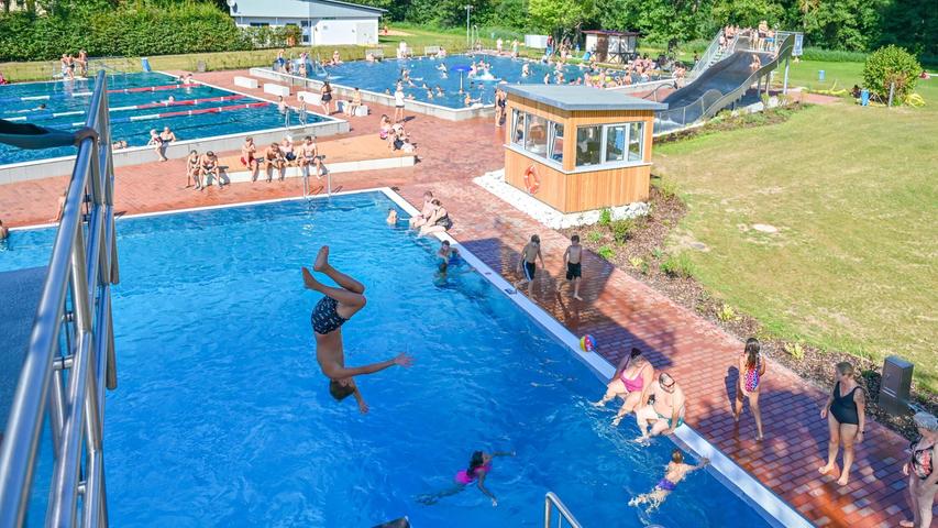 Himmelblaues Wasser: Das Freibad in Allersberg ist im Sommer eine beliebte Adresse für Abkühlungen. Himmelblaues Wasser: Das Freibad in Allersberg ist im Sommer eine beliebte Adresse für Abkühlungen.