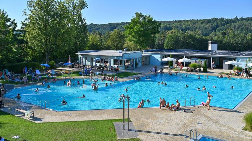 Sommer und Sonnenschein: Wie eine blaue Lagune liegt das Becken des Freibads Heideck in der Landschaft. Sommer und Sonnenschein: Wie eine blaue Lagune liegt das Becken des Freibads Heideck in der Landschaft.