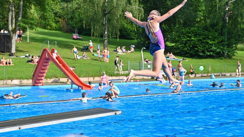Augen zu und durch: Der Sprung ins Wasser braucht Überwindung. Aber er garantiert wie hier im Freibad Thalmässing auch eine ersehnte Abkühlung. Augen zu und durch: Der Sprung ins Wasser braucht Überwindung. Aber er garantiert wie hier im Freibad Thalmässing auch eine ersehnte Abkühlung.