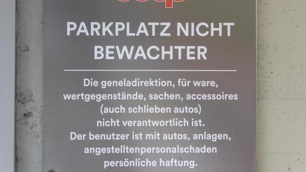 „Offensichtlich ist es Meister Joda persönlich, der den Parkplatz auf dem Dach des Supermarktes betreibt. Und es gibt einen Vorbehalt gegen das Verschieben von Autos, ob durch Handkraft oder Telekinese“, schreiben uns Peter Hafner und Sonja Friebel aus Nürnberg. Gesehen haben sie das Schild in Verbania/ Piemont Italien.;