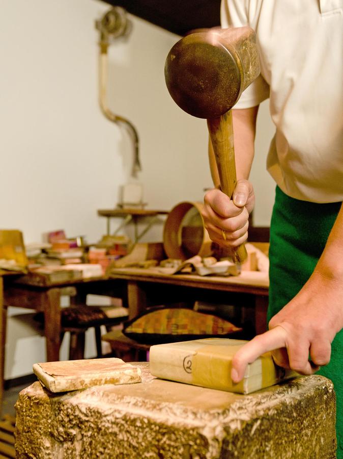 Aufnahmen der Goldbox und Goldschlägerschauwerkstatt mit Herrn Auer im Stadtmuseum Schwabac im März 2011. Aufnahmen der Goldbox und Goldschlägerschauwerkstatt mit Herrn Auer im Stadtmuseum Schwabac im März 2011.