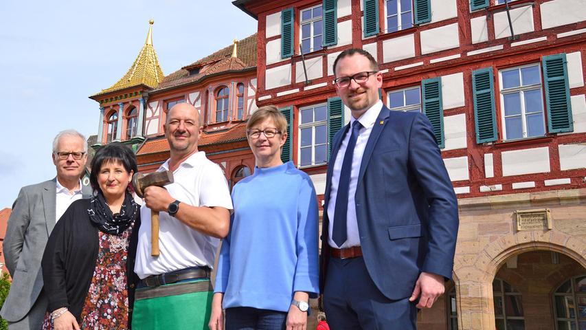 Oberbürgermeister Peter Reiß (rechts) mit den Projektverantwortlichen Petra Schwarz (2. von rechts) und Ulrike Kummer sowie mit dem zuständigen Referenten Knut Engelbrecht (links) und dem Goldschlägermeister Werner Auer. Oberbürgermeister Peter Reiß (rechts) mit den Projektverantwortlichen Petra Schwarz (2. von rechts) und Ulrike Kummer sowie mit dem zuständigen Referenten Knut Engelbrecht (links) und dem Goldschlägermeister Werner Auer.