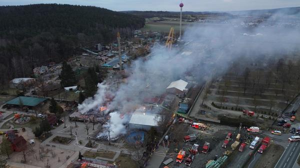 Meterhohe Flammen erblickten die Einsatzkräfte am