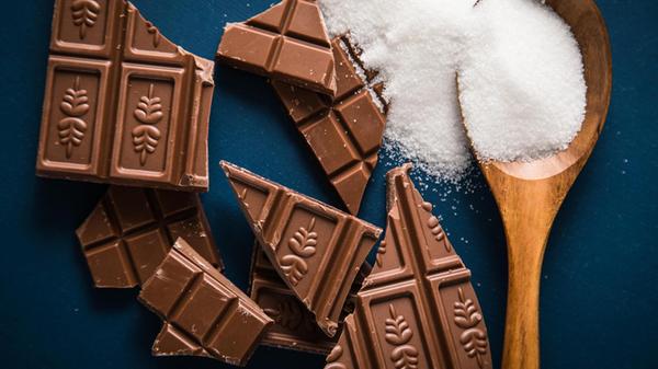 ILLUSTRATION - In einer 100-Gramm-Tafel Vollmilchs