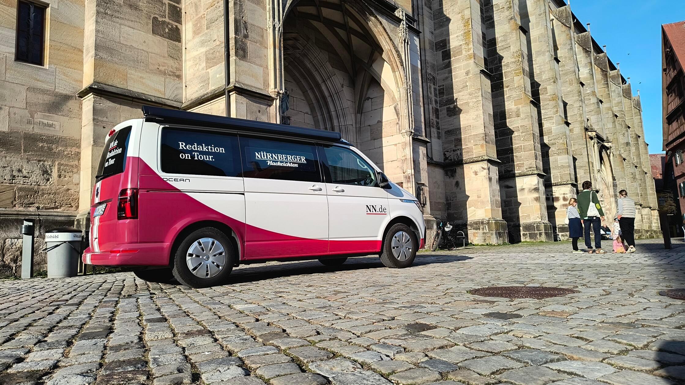 Der Standort des NN.de-Busses hätte an diesem herrlich-sonnigen Frühlingsfreitag in der schmucken Dinkelsbühler Altstadt kaum besser sein können: direkt vor dem Münster.