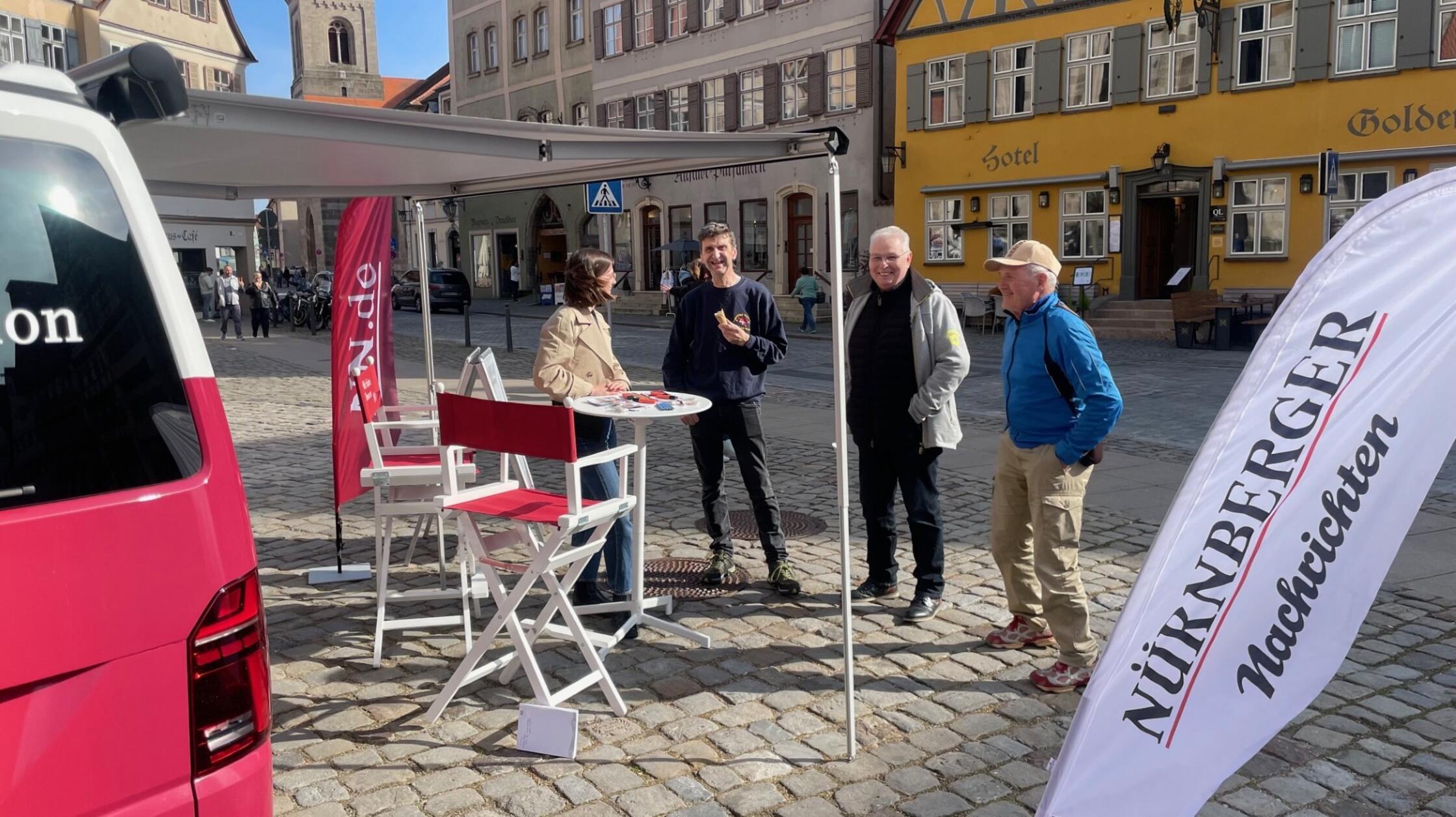 Schon kurz nachdem der NN.de-Bus aufgebaut worden war, kamen Greta Nagel ...