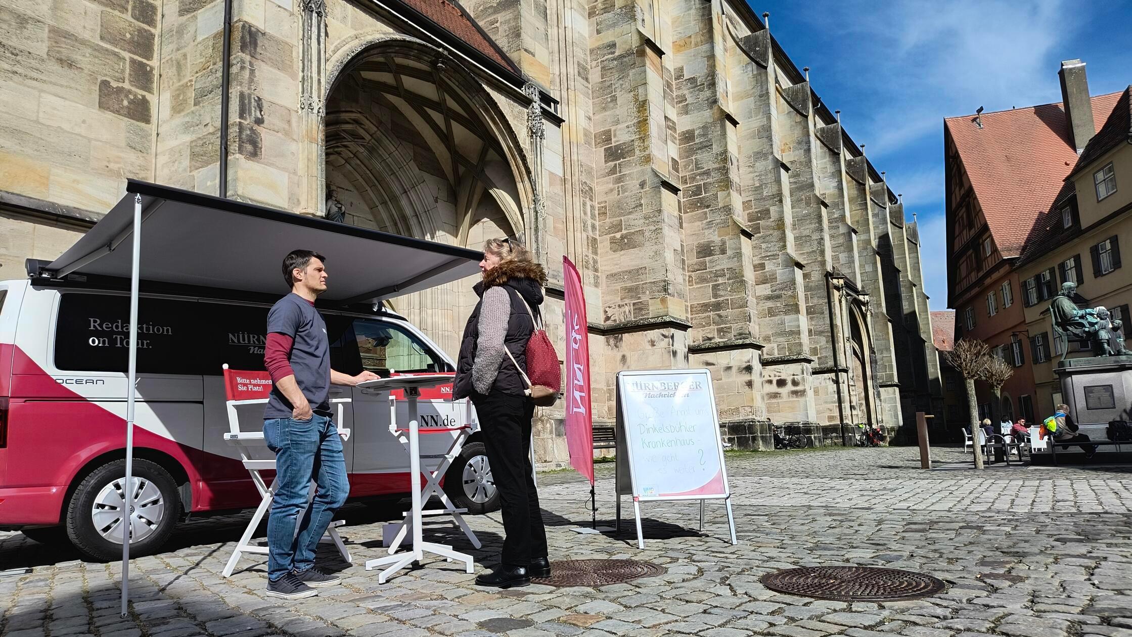 ... und Stefan Blank mit den Dinkelsbühlerinnen und Dinkelsbühlern ins Gespräch.