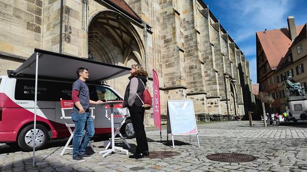 ... und Stefan Blank mit den Dinkelsbühlerinnen und Dinkelsbühlern ins Gespräch.