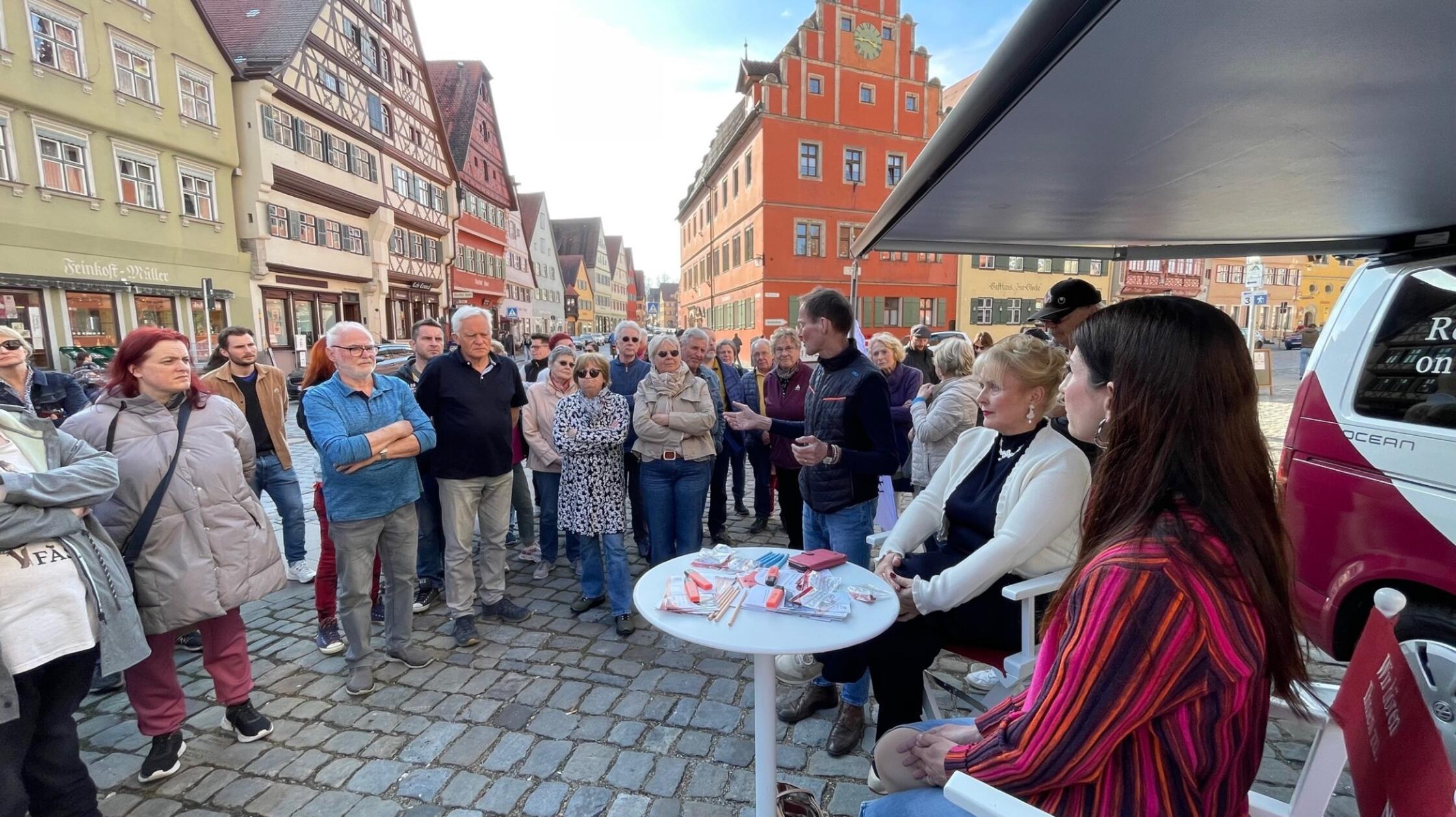 Richtig voll um den NN.de-Bus herum wurde es, als die Frage- und Diskussionsrunde begann.
