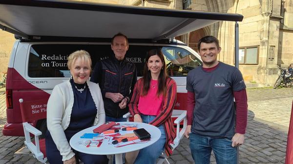 Den Fragen der Bürgerinnen und Bürger sowie von NN-Westmittelfranken-Reporter Stefan Blank (rechts) stellten sich Dinkelsbühls Oberbürgermeister Christoph Hammer und die beiden Vorsitzenden der Klinik-Fördervereine, Petra Ziegler für Dinkelsbühl (links) und Michaela Ebner für Rothenburg ob der Tauber.