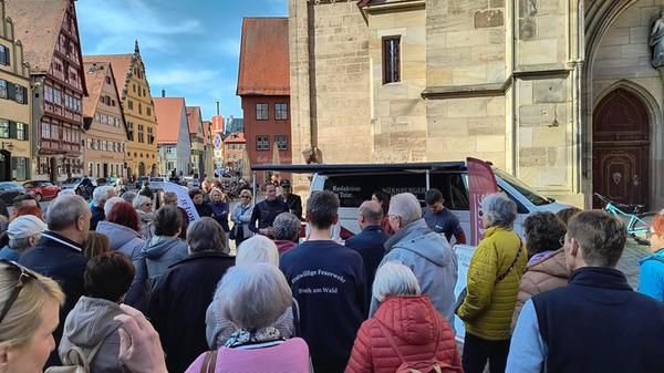 Unter den zahlreichen Besucherinnen und Besuchern waren auch Klinikmitarbeitende und Mitglieder von Rettungsdiensten, die von ihren täglichen Erfahrungen berichteten und Einblick in die aktuelle Stimmung im Krankenhaus gaben.