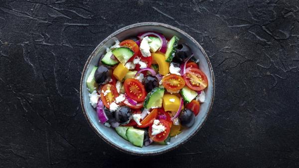 Griechischer Salat. Frische Tomaten, Gurken, Papri