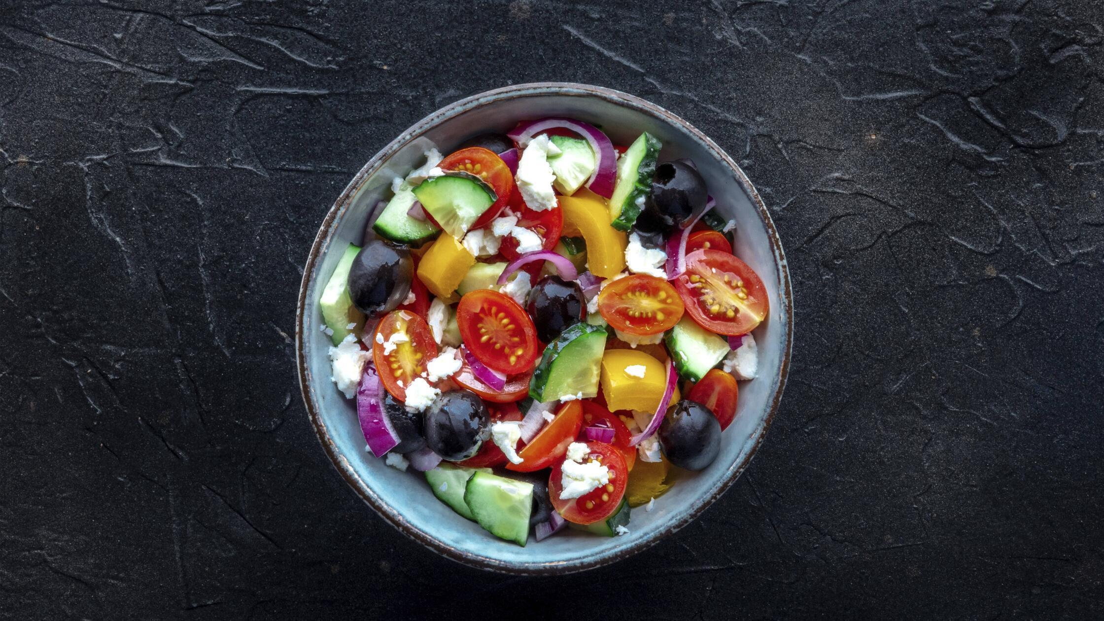 Griechischer Salat. Frische Tomaten, Gurken, Papri