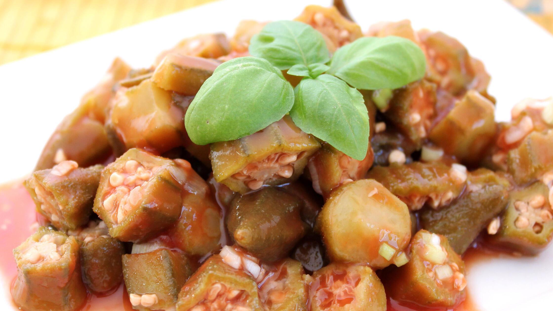 Rezept für geschmorte Okraschoten in Tomatensoße: Dieses Gemüse werden ...