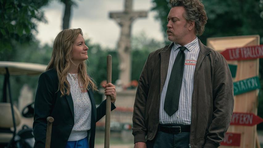 Julia Jentsch und Nicholas Ofczarek sind ab 9. Mai in der Workplace-Comedy „Drunter und Drüber“ bei Prime Video zu sehen. Julia Jentsch und Nicholas Ofczarek sind ab 9. Mai in der Workplace-Comedy „Drunter und Drüber“ bei Prime Video zu sehen.