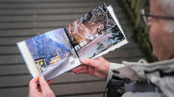 Wolfgang Pöppinghaus posiert mit einem seiner Foto