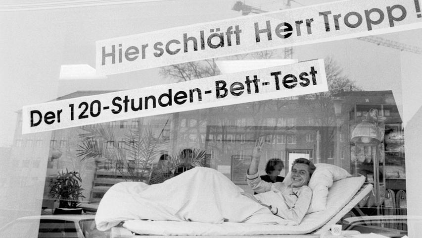 Man konnte ihn um seinen Job beneiden: Im Rahmen einer öffentlichkeitswirksamen Werbeaktion verbrachte der Student Jörg Tropp im März des Jahres 1988 fünf Tage und Nächte in einem ergonomisch geformten „Naturbett“ im Schaufenster eines Möbelgeschäftes in der Peter-Vischer-Straße 21. Täglich um 10 Uhr stand er jedoch zur Morgengymnastik auf, zu welcher auch die Schaulustigen vor dem Fenster eingeladen waren. Das Bett im Wert von 1890 DM wurde nach diesem Dauerbelastungstest zugunsten des Bundes Naturschutz versteigert. In den wachen Stunden neben der Morgengymnastik bereitete sich der Marathon-Schläfer auf seine Semesterprüfungen vor. Wie viele Betten während seiner 120stündigen Ruhephase verkauft wurden, ist uns leider nicht überliefert. Man konnte ihn um seinen Job beneiden: Im Rahmen einer öffentlichkeitswirksamen Werbeaktion verbrachte der Student Jörg Tropp im März des Jahres 1988 fünf Tage und Nächte in einem ergonomisch geformten „Naturbett“ im Schaufenster eines Möbelgeschäftes in der Peter-Vischer-Straße 21. Täglich um 10 Uhr stand er jedoch zur Morgengymnastik auf, zu welcher auch die Schaulustigen vor dem Fenster eingeladen waren. Das Bett im Wert von 1890 DM wurde nach diesem Dauerbelastungstest zugunsten des Bundes Naturschutz versteigert. In den wachen Stunden neben der Morgengymnastik bereitete sich der Marathon-Schläfer auf seine Semesterprüfungen vor. Wie viele Betten während seiner 120stündigen Ruhephase verkauft wurden, ist uns leider nicht überliefert.