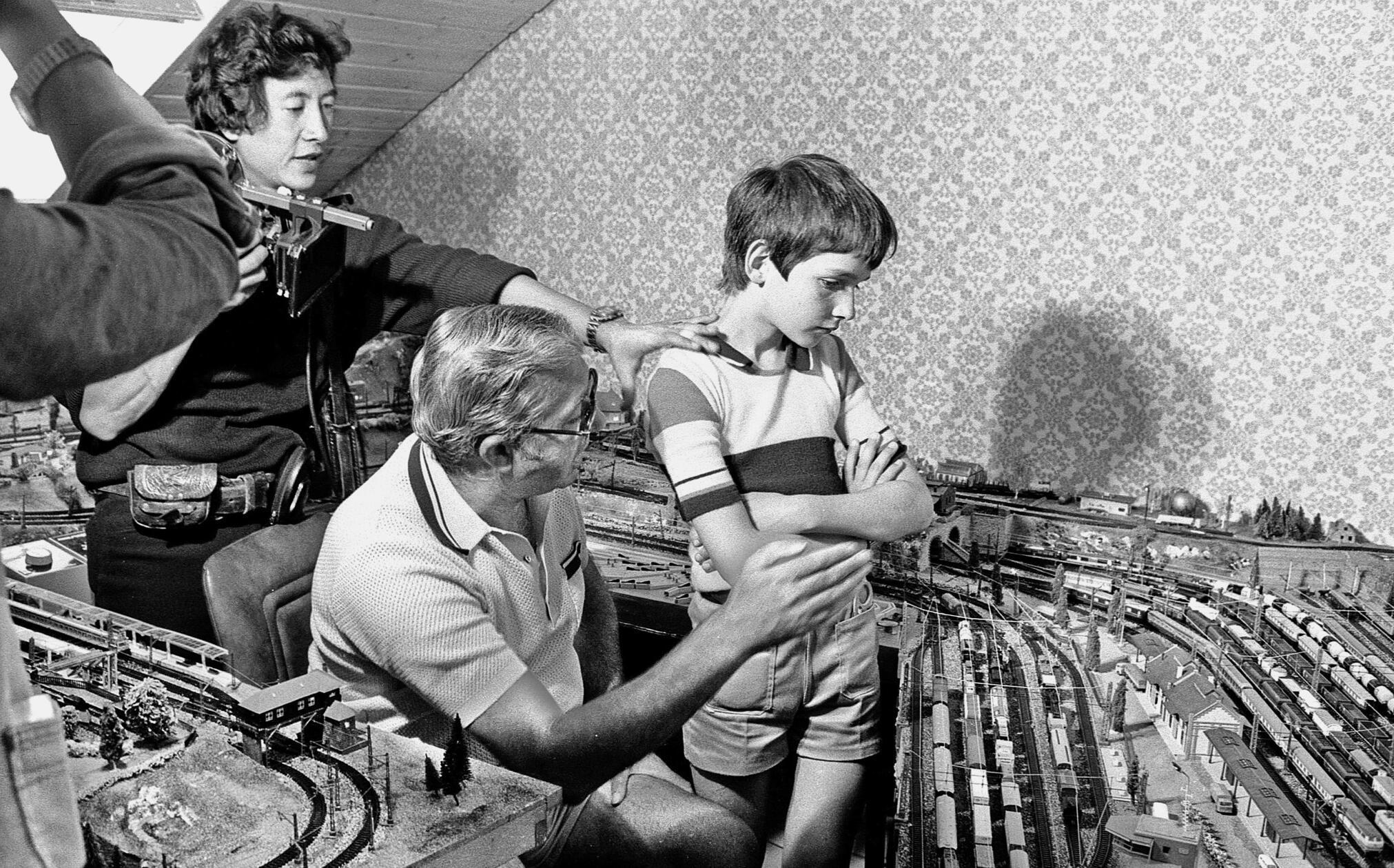 „Nürnberger Lausbub Fernsehstar in Japan“ titelten die NN 1977 über den 12-jährigen Andreas Dirnberger. In der Serie „Kinder der Welt“, produziert für die japanische Fernsehgesellschaft TBS, sollte er Kindern in Japan zeigen, wie ein Junge seines Alters in Deutschland lebt. Um das Bild eines eisenbahnbegeisterten Nürnberger Buben zu vermitteln, ließ das Fernsehteam ihn im Verkehrsmuseum auf dem „Adler“, der ersten Eisenbahn von Nürnberg nach Fürth, herumklettern und organisierte eine Modelleisenbahn-Anlage, mit der Andreas spielten sollte, da dieser keine hatte. So wurde er zum Eisenbahnfan – zumindest vor der Kamera.