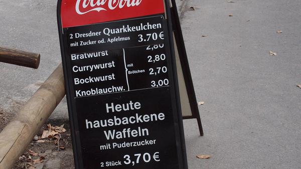 „Gesehen vor einem Kiosk an der Bastei im Elbsandsteingebirge. Auf eine Verkostung der angepriesenen Waffeln habe ich verzichtet“, schreibt uns Gerhard Müller aus Schwabach.