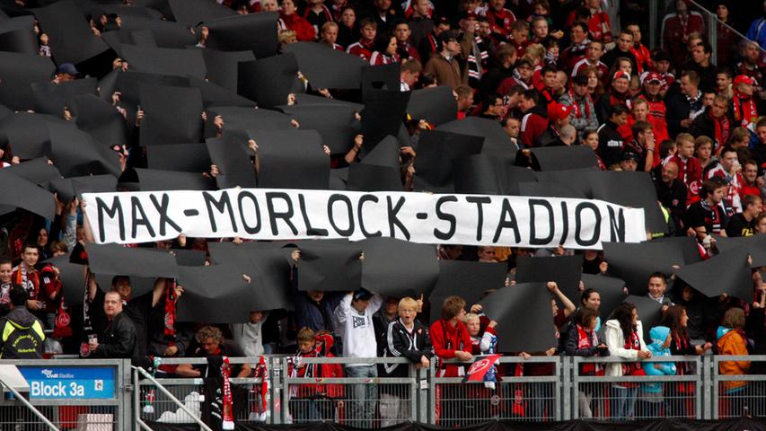 Flashmobs und Stadionchoreographien: Die Club-Fans setzten sich vor und während der Partie gegen Augsburg erneut für eine Umbenennung des "Easy-Credit-Stadions" in "Max-Morlock-Stadion" ein.