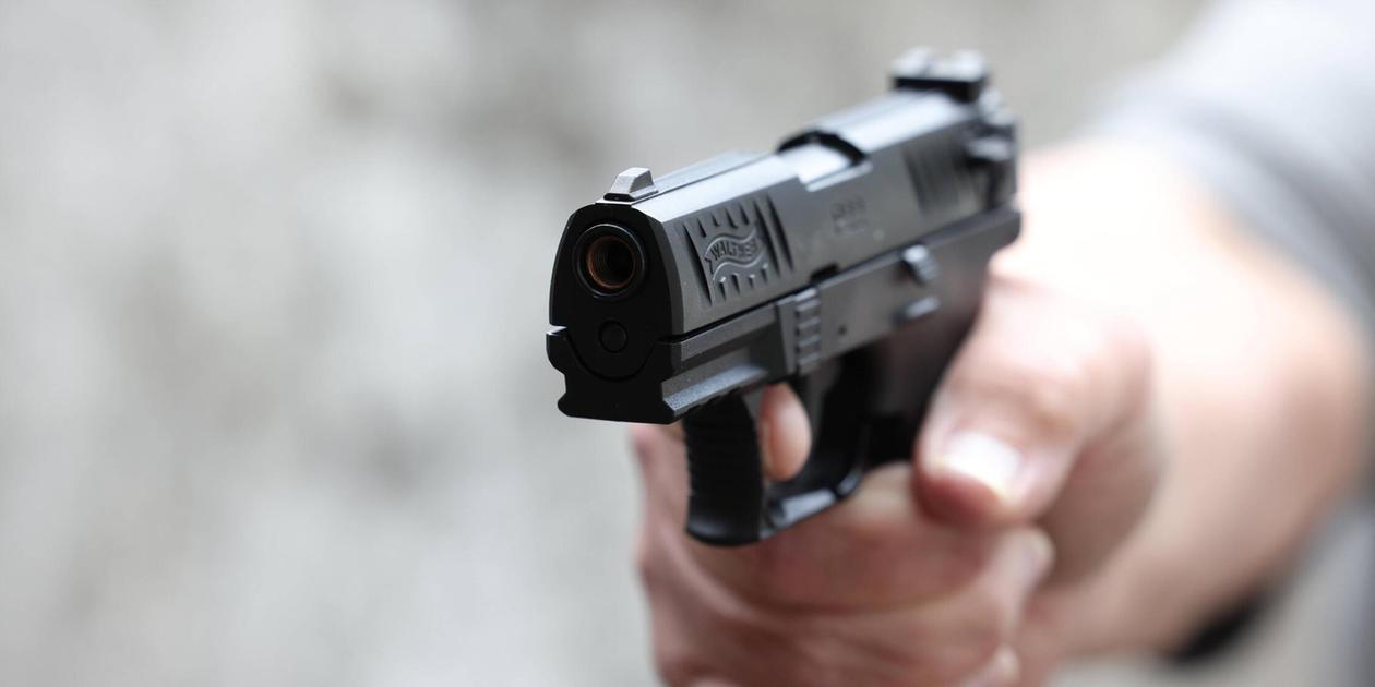 Polizei Will Zu Ihm Mann In Erlangen Schie t Mit Pistole Und polizei-will-zu-ihm-mann-in-erlangen-schie-t-mit-pistole-und