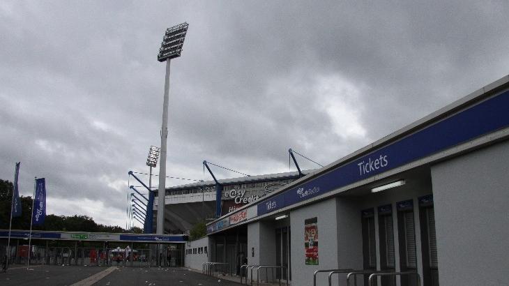 Zur Halbzeit hängen dicke Wolken über dem Easy-Credit Stadion - alles ist noch offen: Gut 43.000 Fans fiebern für ihren Verein. Club oder Augsburg? Eine wahre...