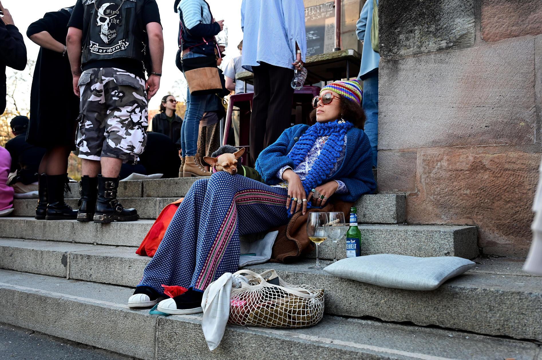Das wunderbare Frühlingswetter zog die Menschen am Freitagabend nach draußen, wie hier am Schnepperschütz an der Hallerwiese.