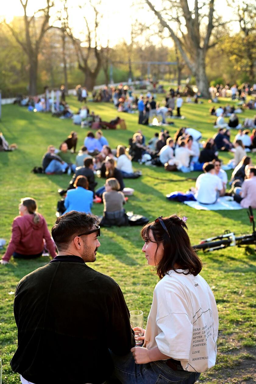 Endlich Wärme! Man sah T-Shirts, erste Sommerkleider und kurze Hosen beziehungsweise Röcke.