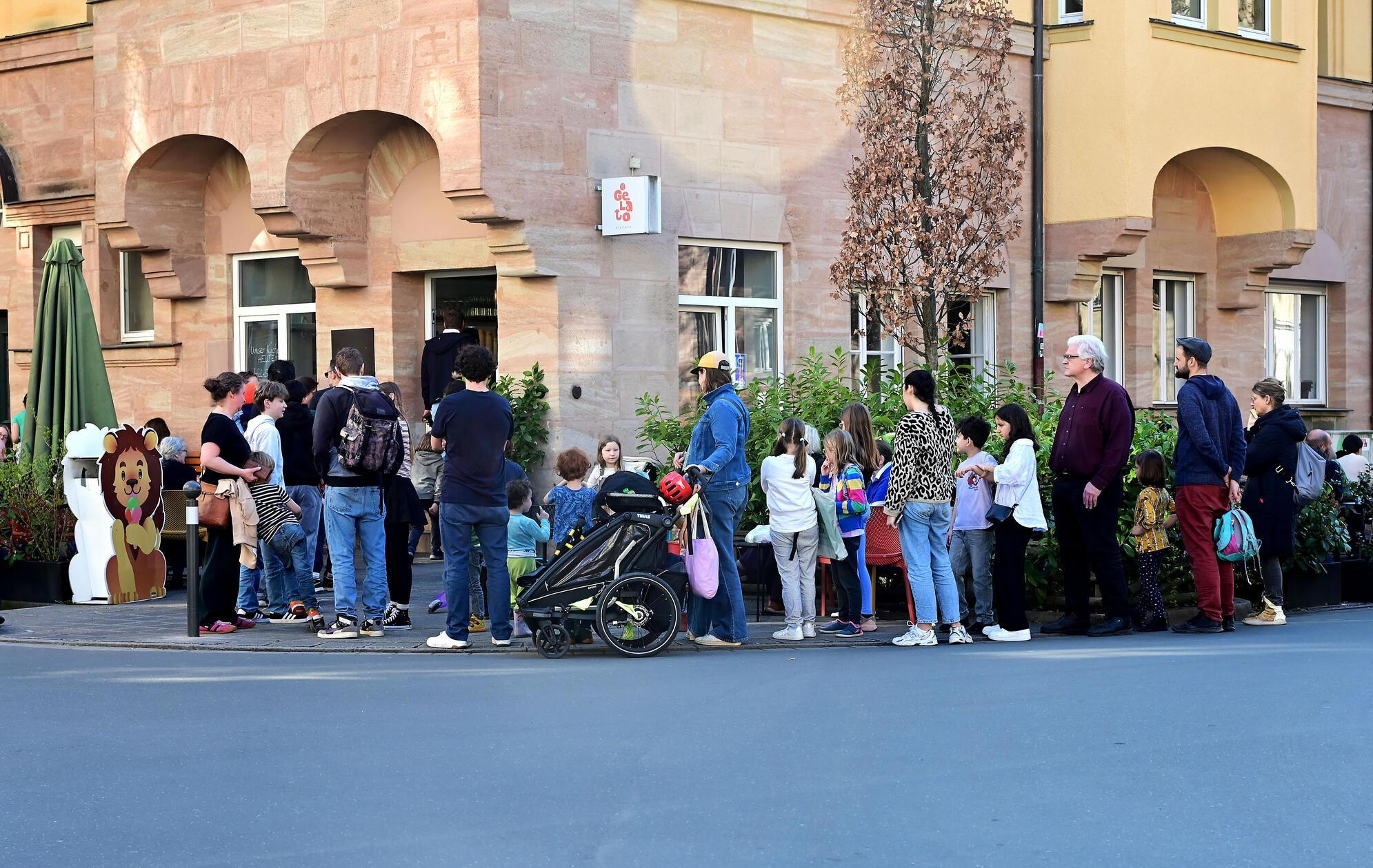 Am Kaulbachplatz bildeten sich lange Schlangen vor der Eisdiele Il Gelato. Aber auch in den anderen Eisdielen der Stadt herrschte reger Betrieb.