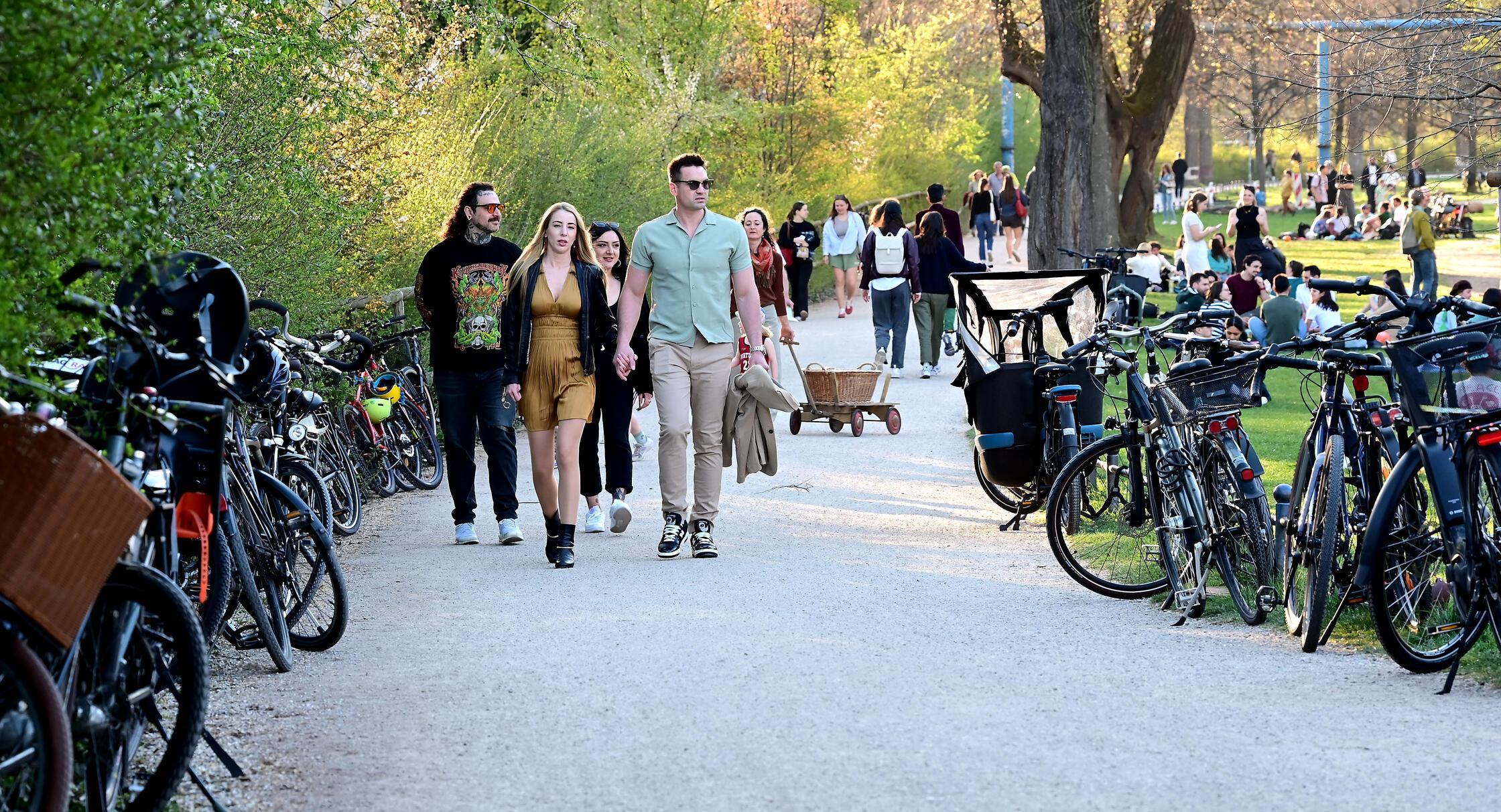 Viele nutzen das Wetter für einen Spaziergang - zum Beispiel entlang der Hallerwiese, wie hier, oder im Pegnitzgrund.