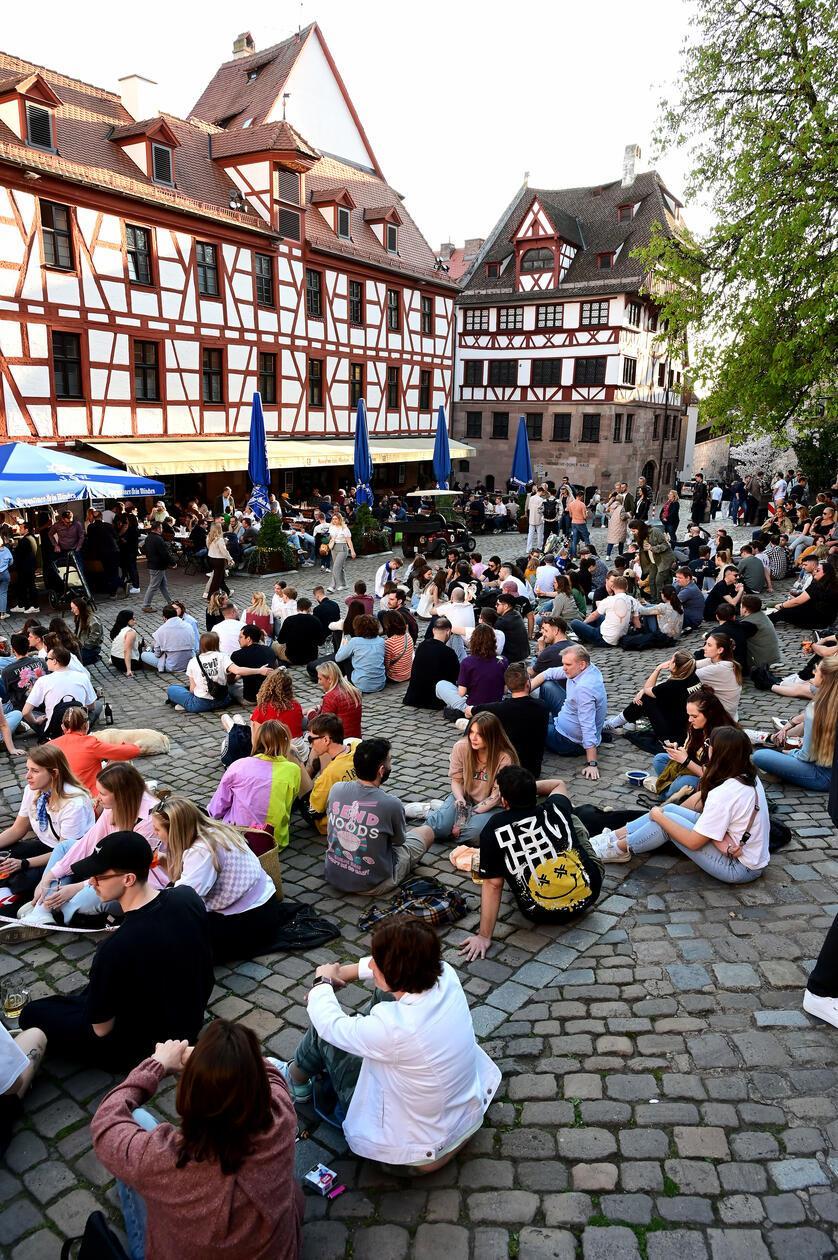 Hier brummt bei warmen Temperaturen das Leben: Auf dem Tiergärtnertorplatz saßen die Menschen bis in den Abend.