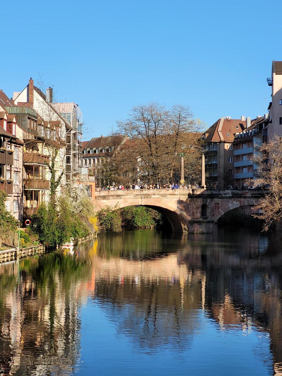 Auch an der Karlsbrücke in Nürnberg genossen die Menschen die Sonne und Wärme - und hielten dazu einen Aperol Spritz, Wein oder Kaffee in der Hand.