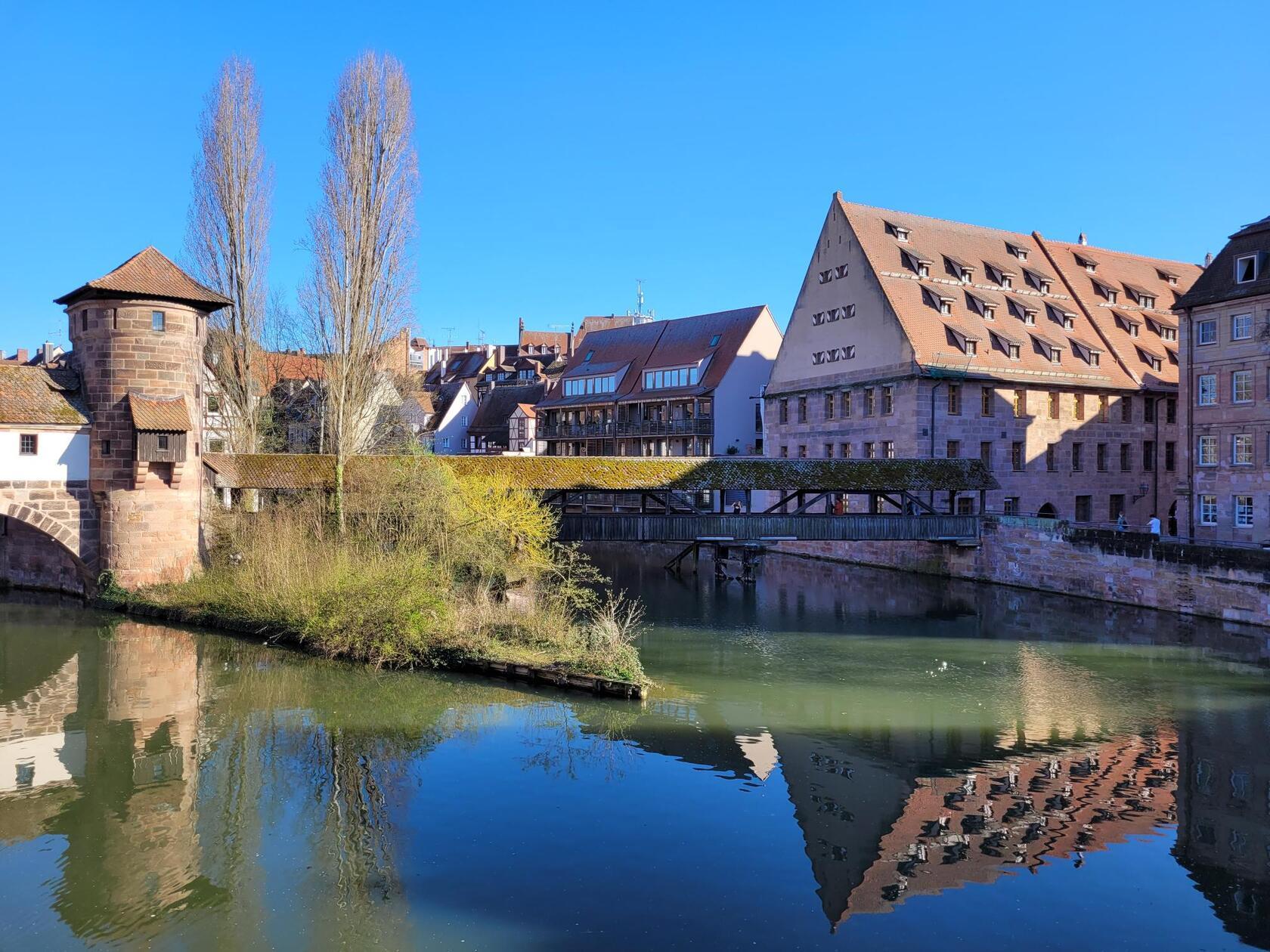 Der Blick auf den Henkersteg und seine Spiegelung im Wasser im schönsten Sonnenschein war am Freitag ein beliebtes Fotomotiv.