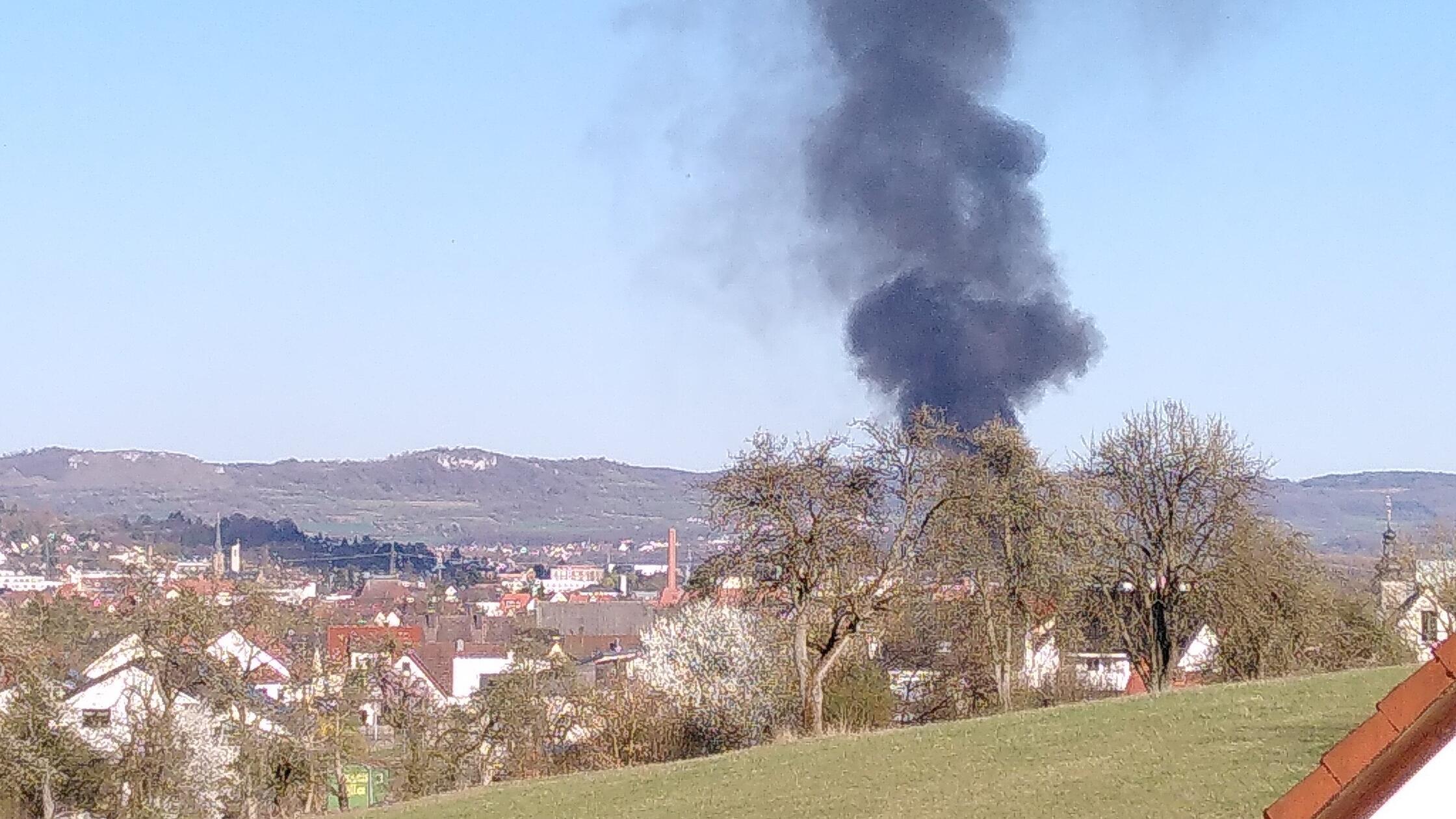 Blick von Burk auf die Rauchsäule unweit des Forchheimer Bahnhofs.