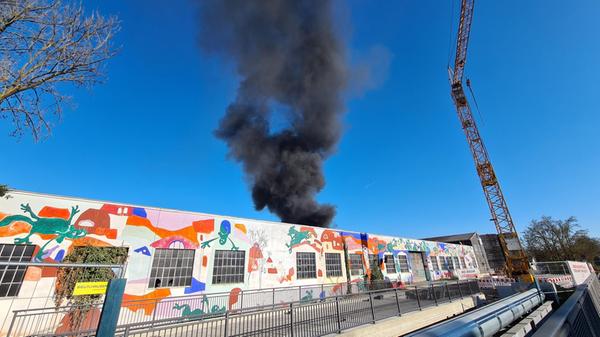 Pechschwarzer Rauch: Es brannte nicht nur Papier - auch Reifen gerieten in Brand.