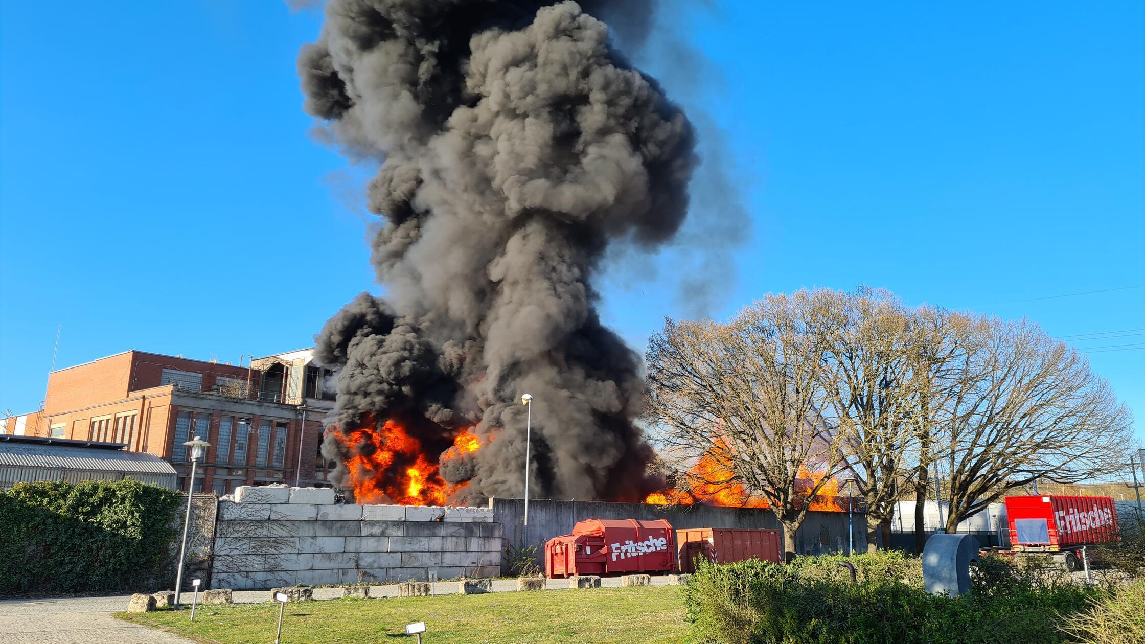 Das Feuer loderte rasant.