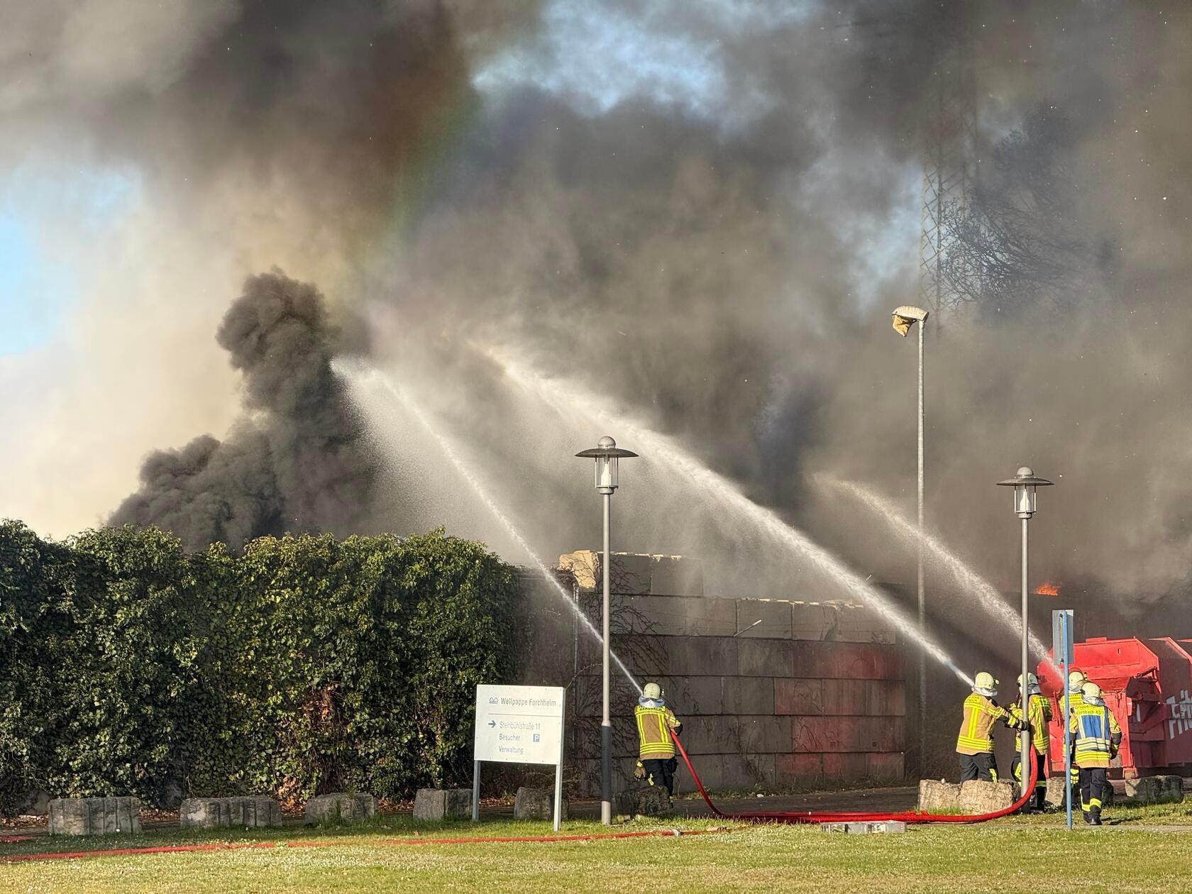 Ein Großbrand beim Entsorgungsunternehmen Fritsche hielt am Freitag mehr 200 Einsatzkräfte in Forchheim in Atem - und sorgte für einen Einsatz, des sich bis in den frühen Samstagmorgen zog.