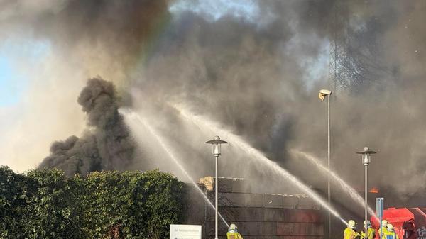 Ein Großbrand beim Entsorgungsunternehmen Fritsche hielt am Freitag mehr 200 Einsatzkräfte in Forchheim in Atem - und sorgte für einen Einsatz, des sich bis in den frühen Samstagmorgen zog.