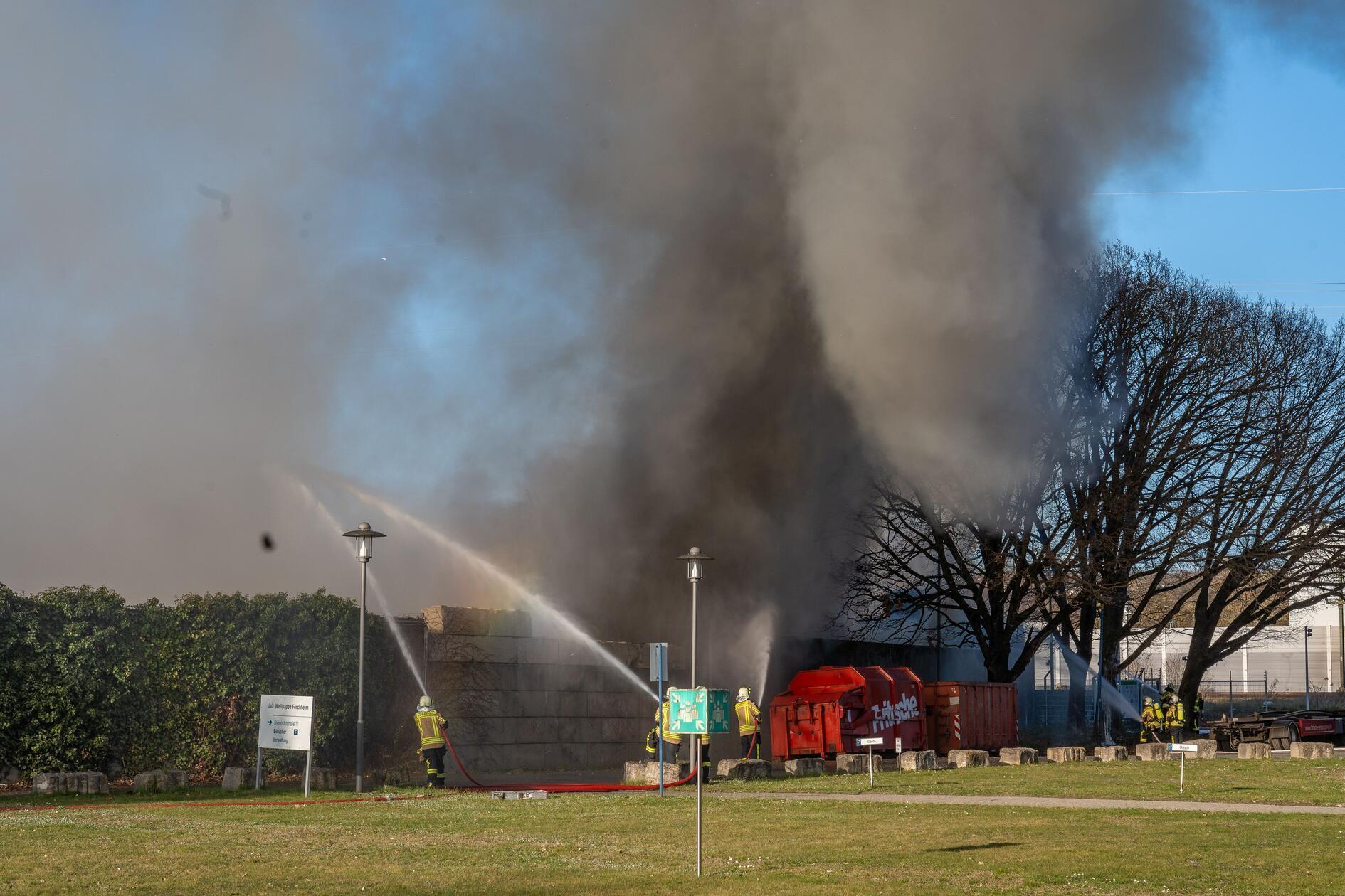 Ein Großbrand beim Entsorgungsunternehmen Fritsche hielt am Freitag mehr 200 Einsatzkräfte in Forchheim in Atem - und sorgte für einen Einsatz, des sich bis in den frühen Samstagmorgen zog.