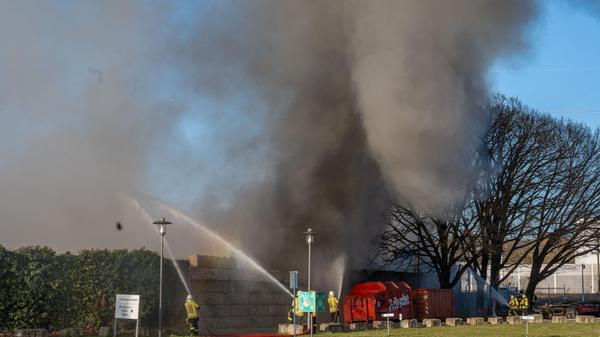 Ein Großbrand beim Entsorgungsunternehmen Fritsche hielt am Freitag mehr 200 Einsatzkräfte in Forchheim in Atem - und sorgte für einen Einsatz, des sich bis in den frühen Samstagmorgen zog.