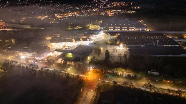 Das Gelände in Rauch gehüllt. Die massive Rauchentwicklung und der sich drehende Wind führte dazu, dass Einsatzkräfte stellenweise selbst im Rauch standen - und medizinisch behandelt werden mussten.