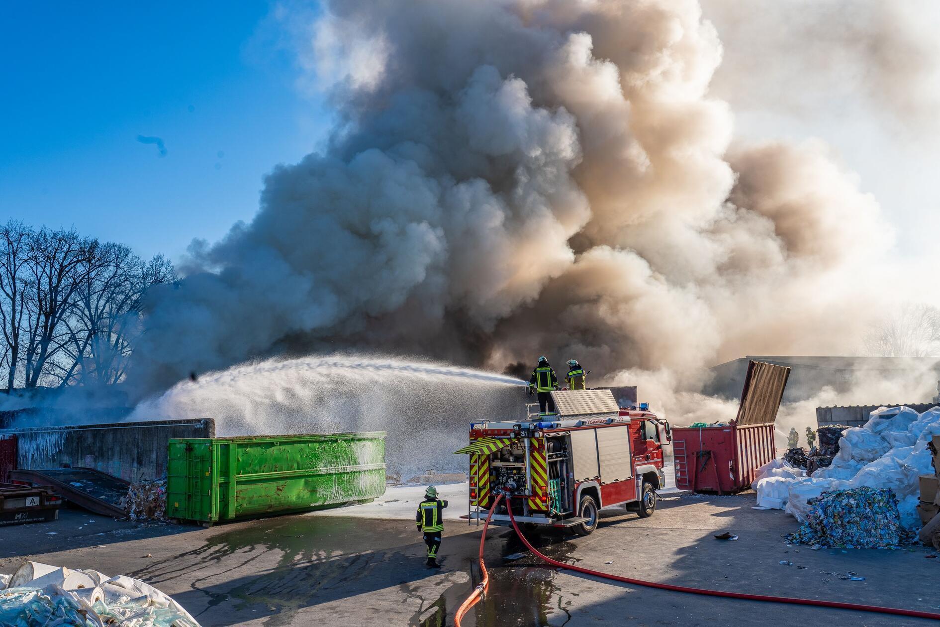 Ein Großbrand beim Entsorgungsunternehmen Fritsche hielt am Freitag mehr 200 Einsatzkräfte in Forchheim in Atem - und sorgte für einen Einsatz, des sich bis in den frühen Samstagmorgen zog.