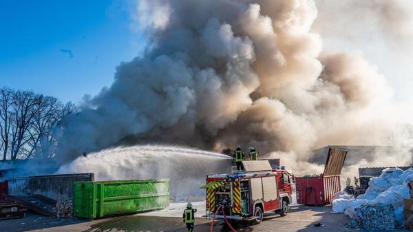 Ein Großbrand beim Entsorgungsunternehmen Fritsche hielt am Freitag mehr 200 Einsatzkräfte in Forchheim in Atem - und sorgte für einen Einsatz, des sich bis in den frühen Samstagmorgen zog.